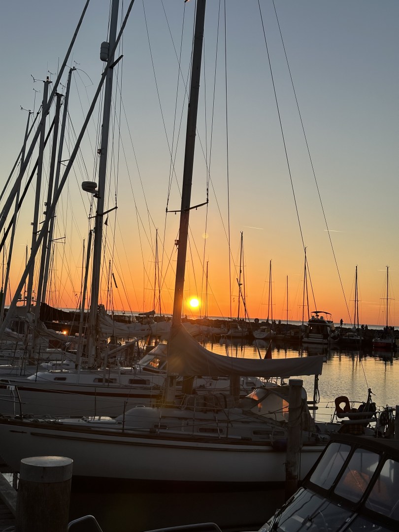 Segeln bei Sonnenuntergang